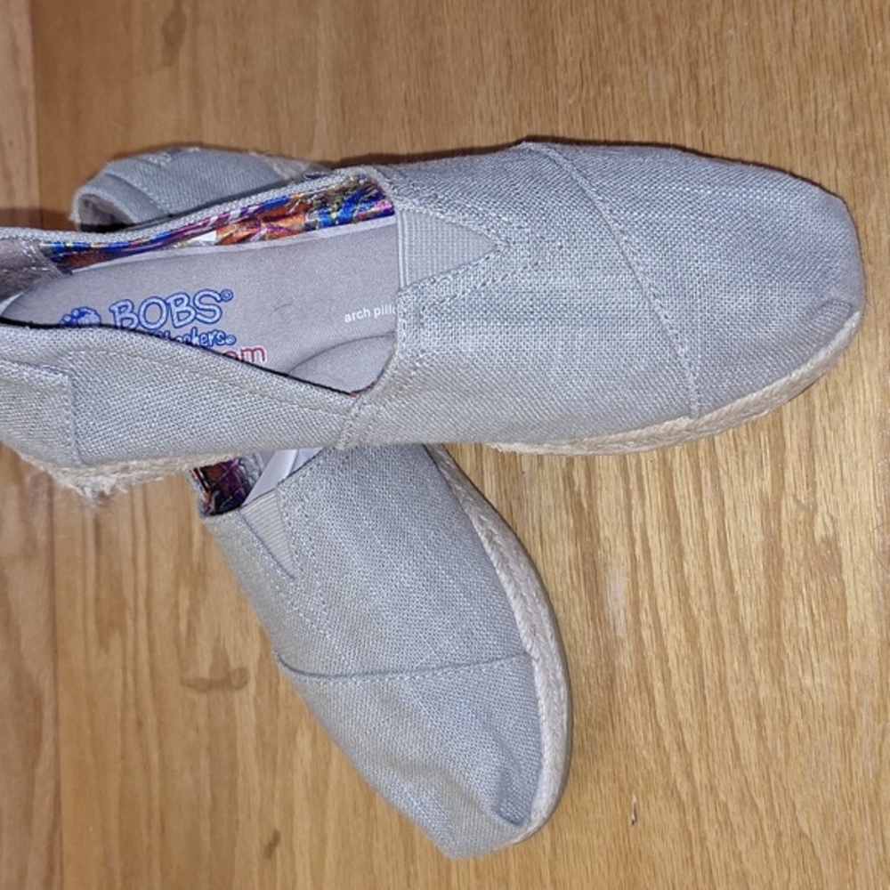Pre-owned Never worn Tan BOBS from Sketches Memory Foam w/ Arch Pillow Size 7